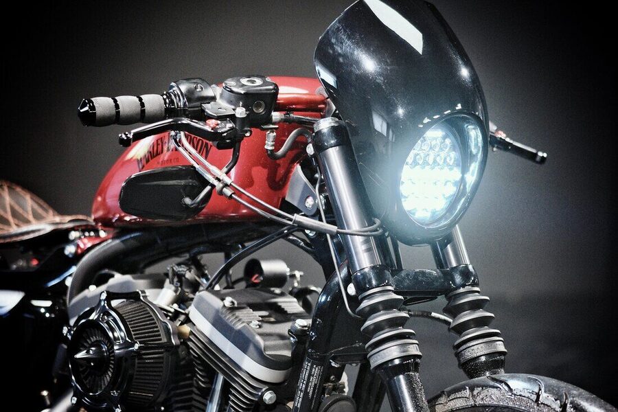 Café-Racer-Verkleidung mit rundem LED-Scheinwerfer an einer roten Maschine