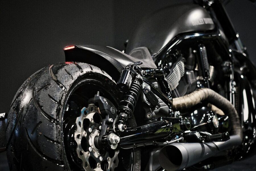 Breites Hinterrad an einem schwarzen Softail-Umbau