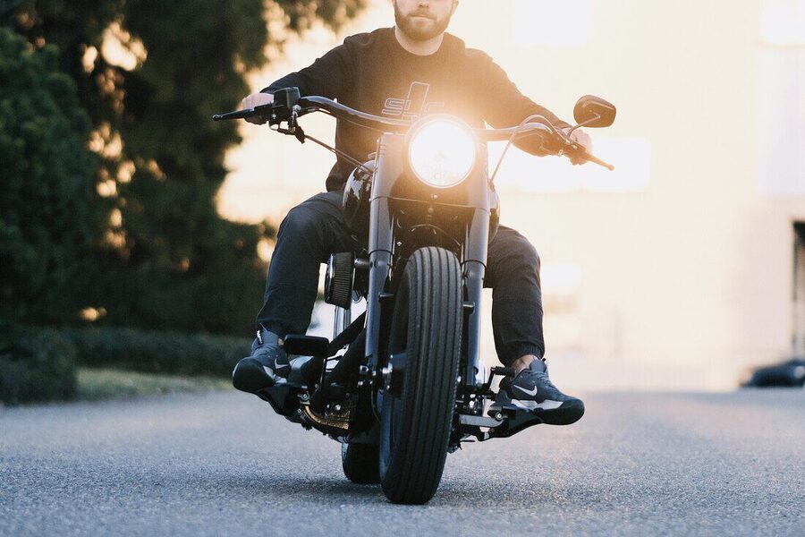 Fahrer auf einem Custombike bei Abendsonne