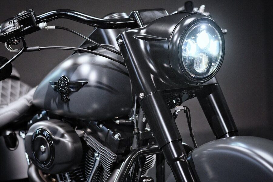 Harley Softail mit rundem LED-Scheinwerfer, Frontansicht