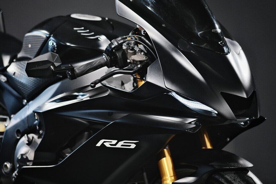 Yamaha R6 in Schwarz, Front mit Verkleidung und Goldgabel