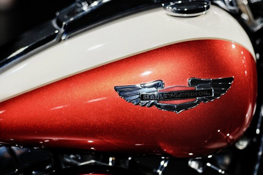 Harley-Tank in Rot und Cremeweiss mit Emblem