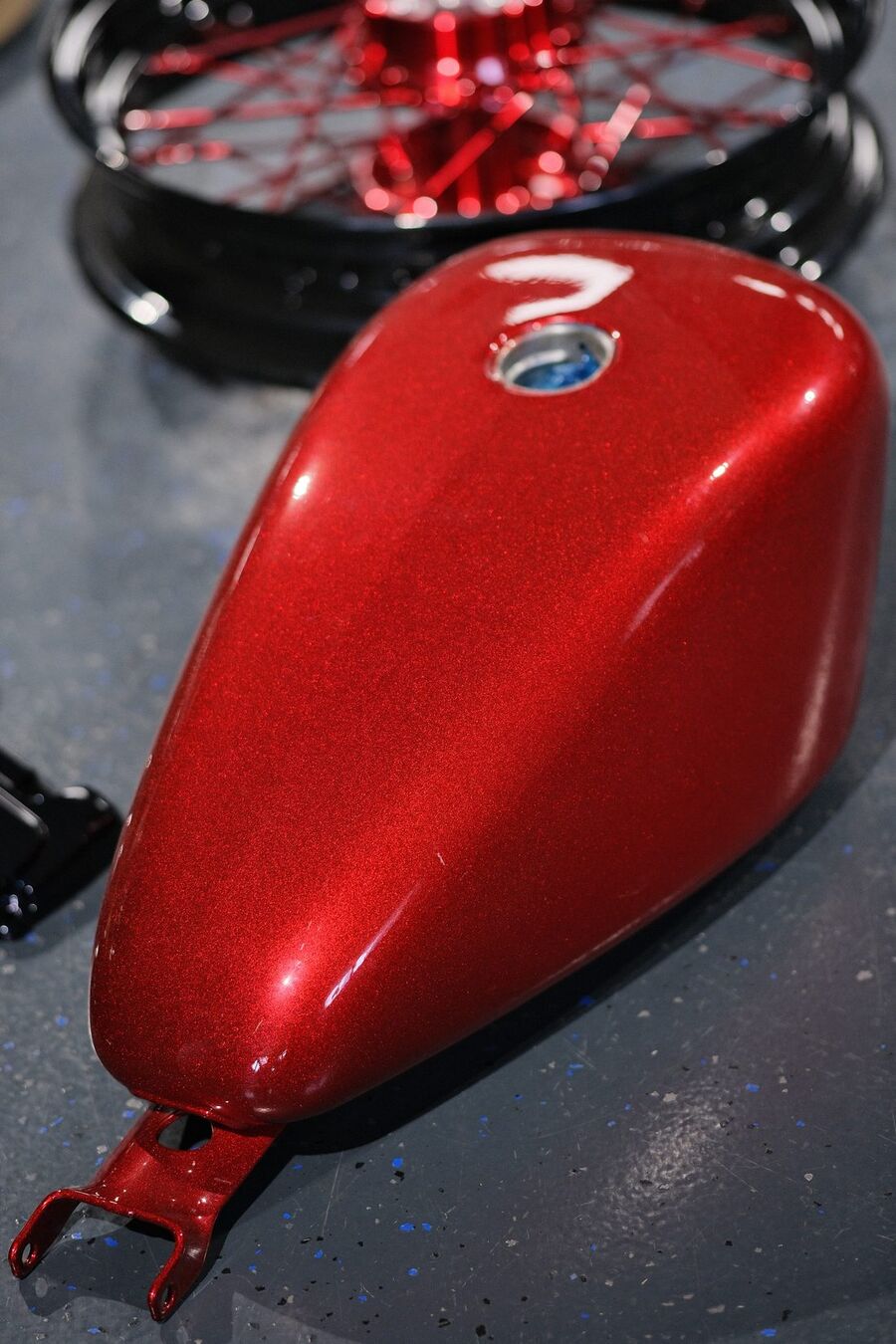 Motorradtank in Rot metallic, Nahaufnahme mit Markenemblem