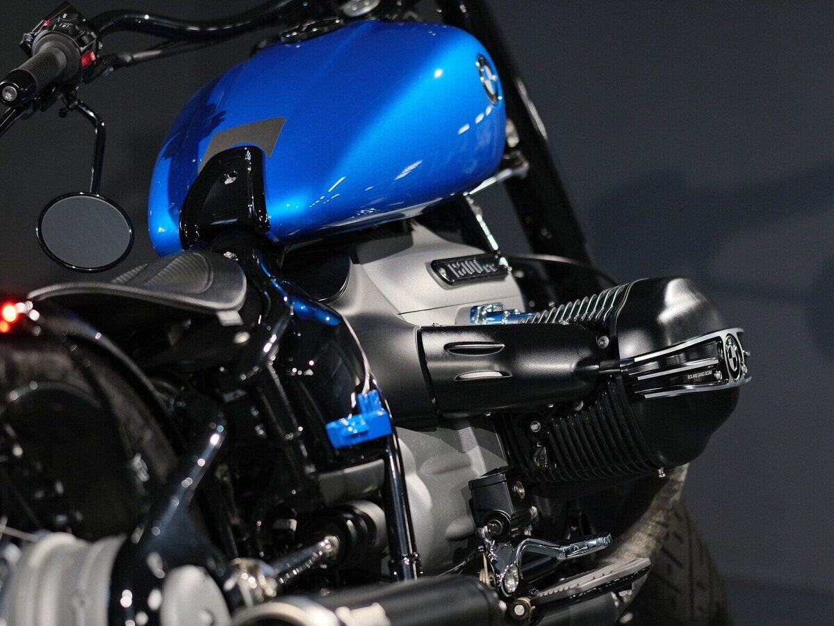 BMW Boxer mit blauem Tank, Seitenansicht in der Werkstatt