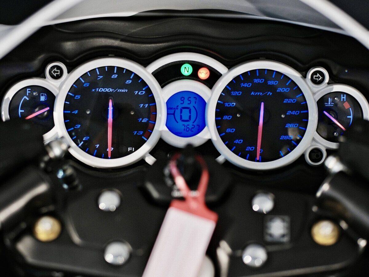 Cockpit eines Motorrads mit beleuchteten Rundinstrumenten