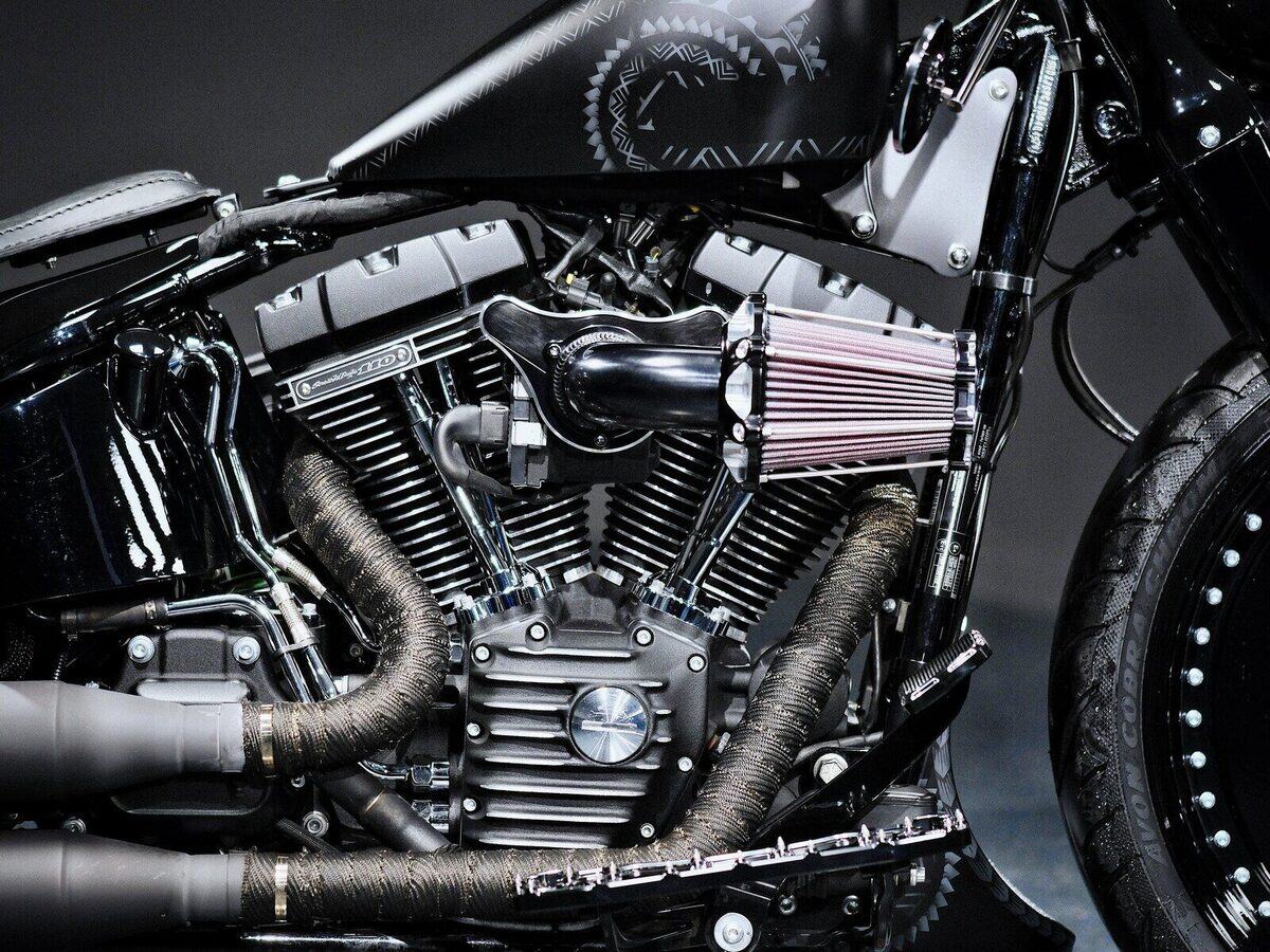 Harley-Motor mit offenem Luftfilter und Wickelband auf dem Krümmer, Nahaufnahme
