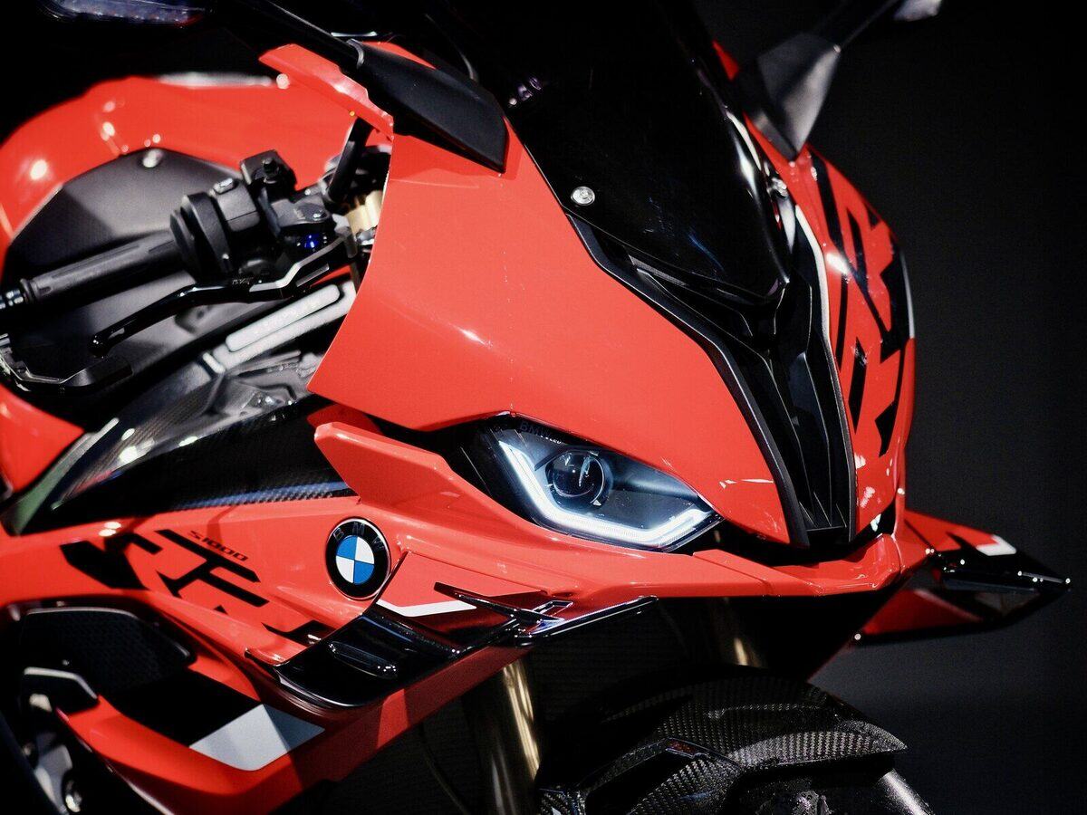 BMW Supersportler in Rot, Front mit Scheinwerfer und Carbon
