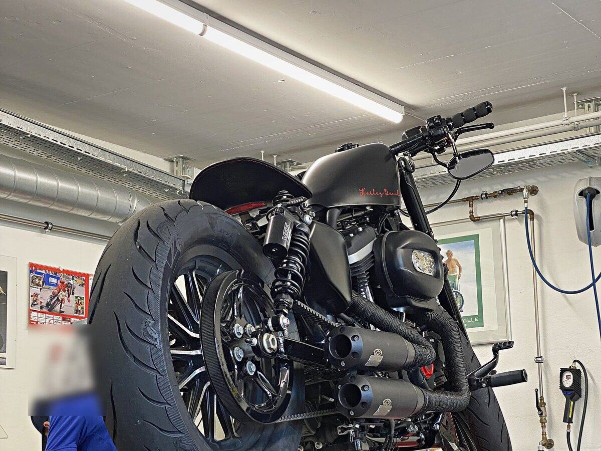 Harley-Davidson Sportster auf der Hebebühne bei der Prüfung
