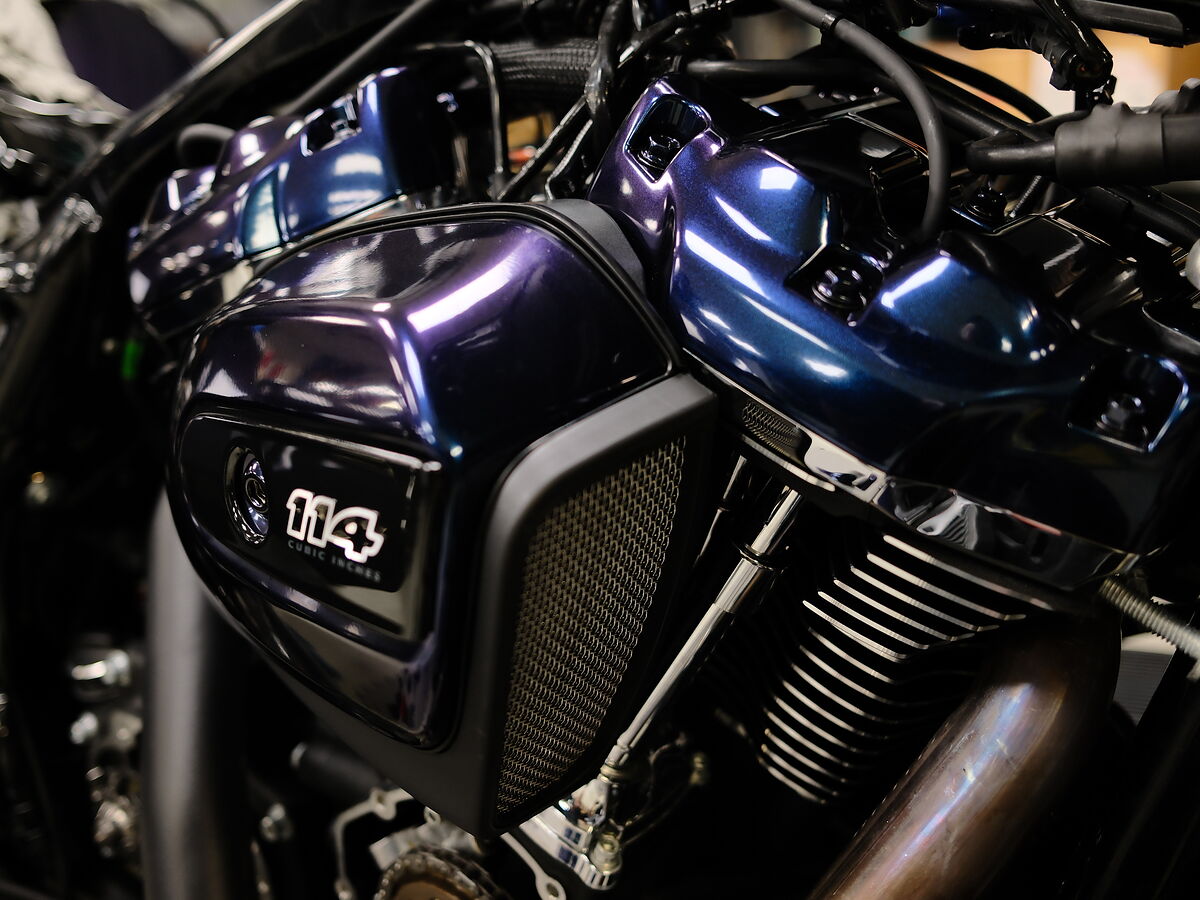 Luftfilter-Cover und Ventildeckel eines Milwaukee-Eight in Chamäleon-Effektfarbe, am eingebauten Motor