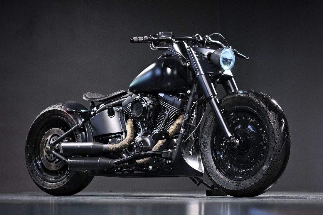 Harley-Davidson Fat Boy als Bobber in Mattschwarz, Studioaufnahme