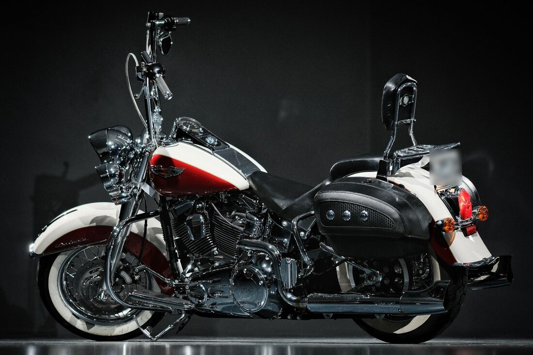 Harley-Davidson Softail Deluxe in Creme und Rot mit Weisswandreifen, Seitenansicht