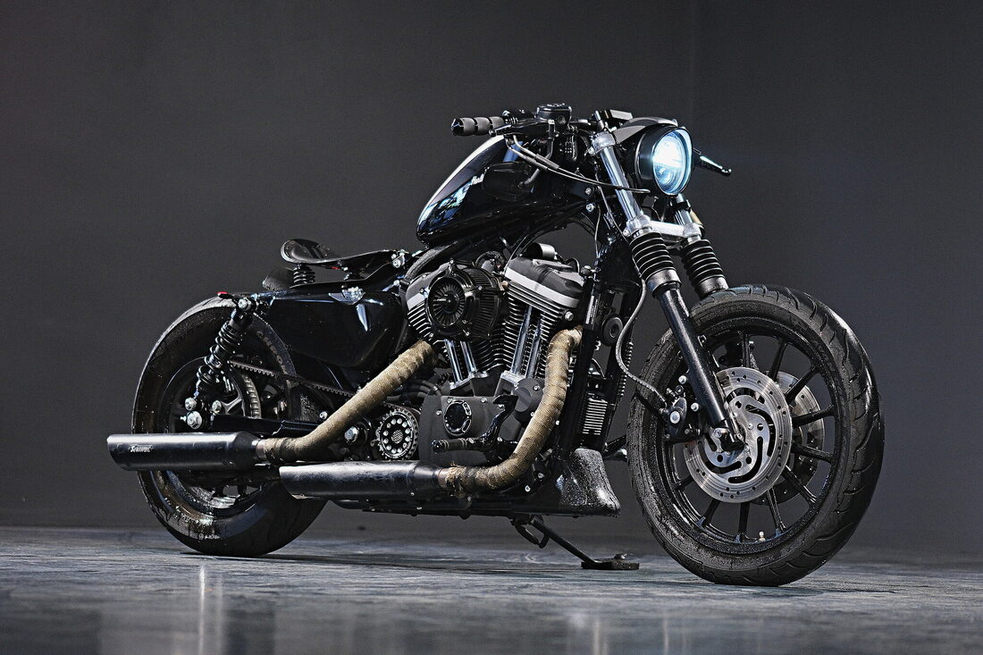 Harley-Davidson Sportster mit 1200er Umbau in Schwarz, Studioaufnahme