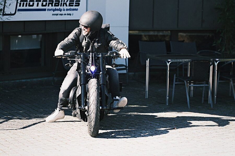 Vorplatz von SLC Motorbikes an der Binzackerstrasse 37 in Wetzikon