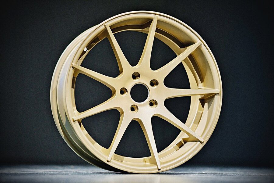 Autofelge in Gold matt pulverbeschichtet, Studioaufnahme