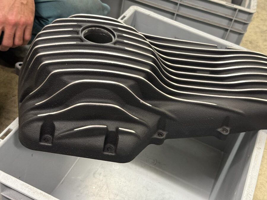 BMW-Ventildeckel schwarz pulverbeschichtet, Detailaufnahme der Kühlrippen