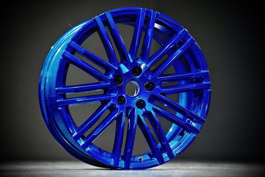 Fertig pulverbeschichtete Autofelge in Blau metallic, Studioaufnahme