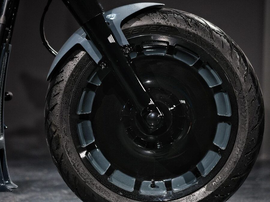 Frisch beschichtetes Motorradfelge, montiert, Nahaufnahme mit Reifen