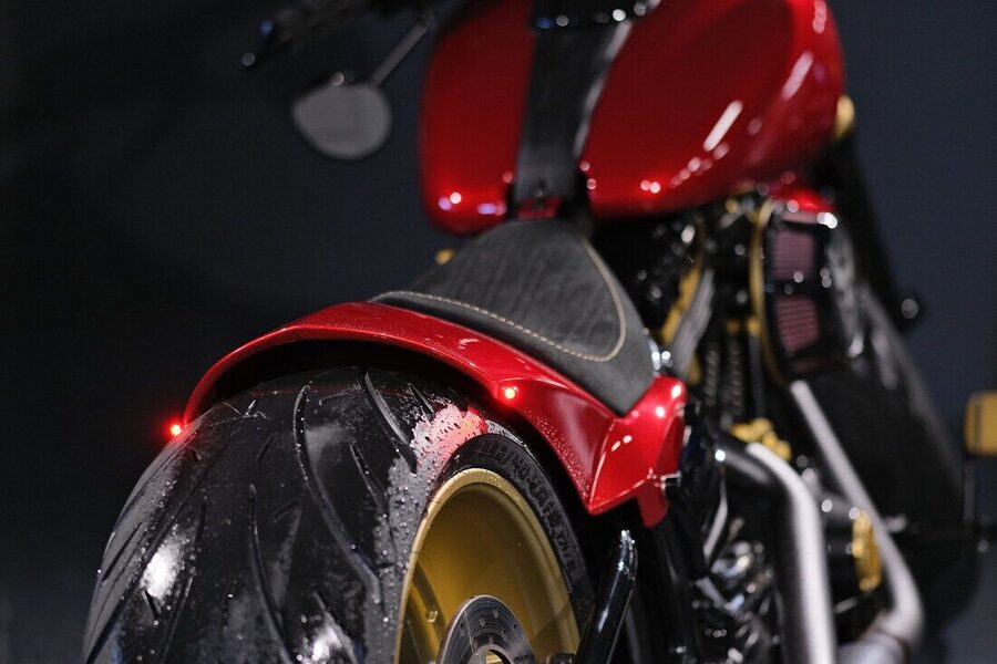Goldbeschichteter Felgenstern am fertig montierten Motorrad