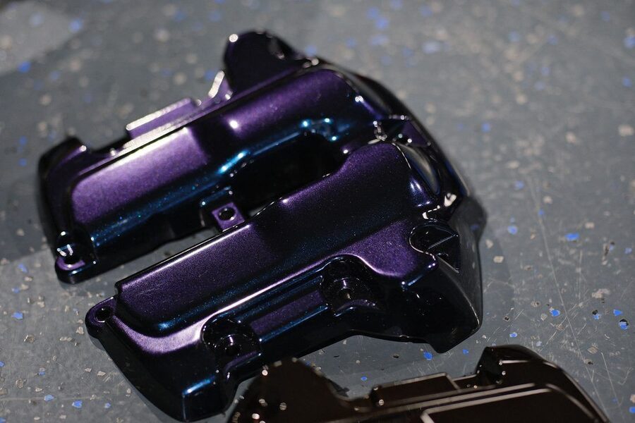 Zwei Ventildeckel in Chamäleon-Effektfarbe, violett und kupfer