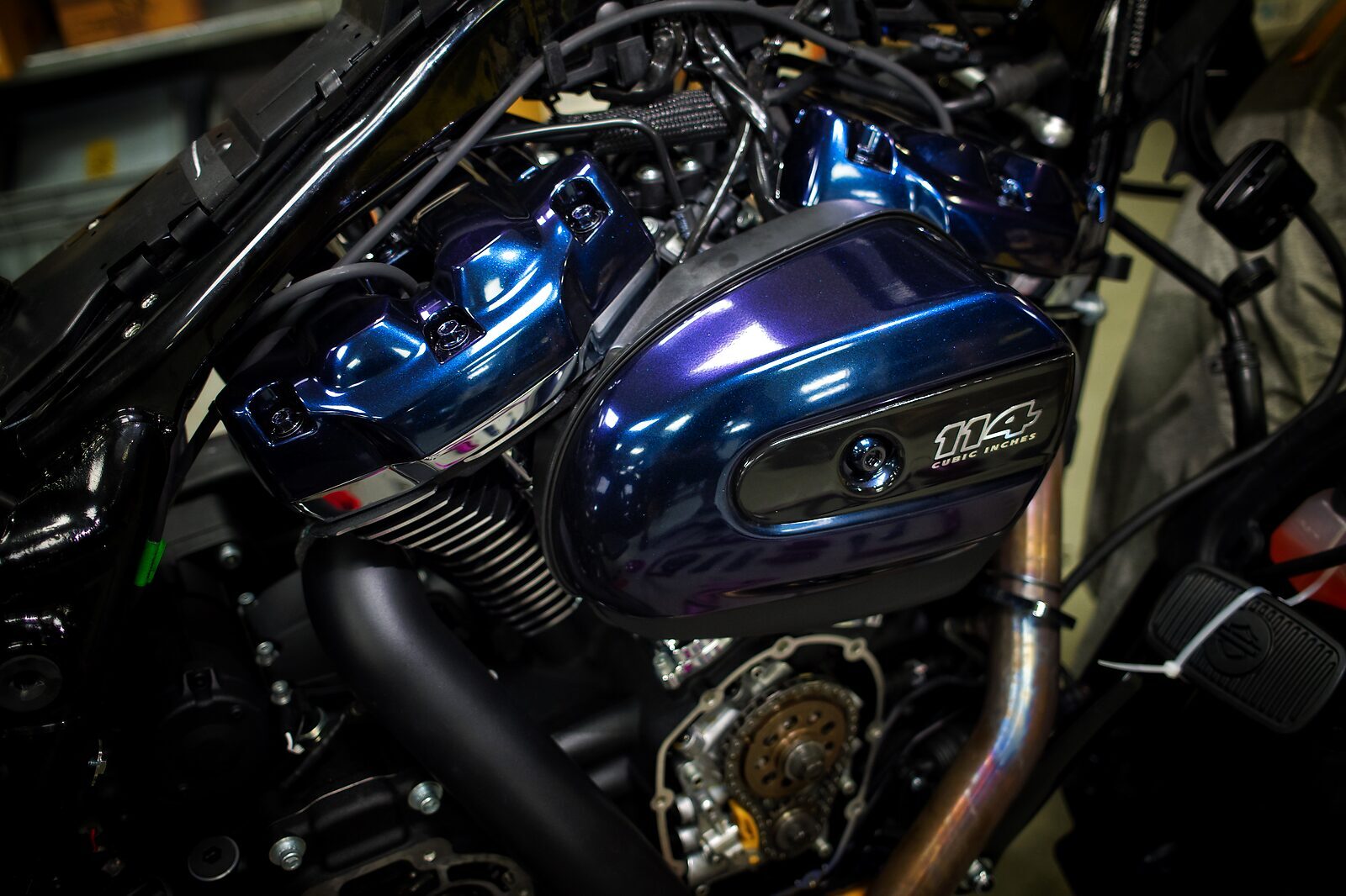 Milwaukee-Eight-Motor mit beschichtetem Tank und Ventildeckeln, montiert im Fahrzeug