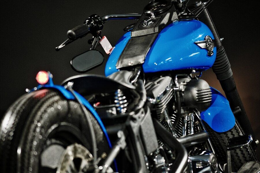 Bobber in Blau und Schwarz, Frontansicht mit Speichenrad