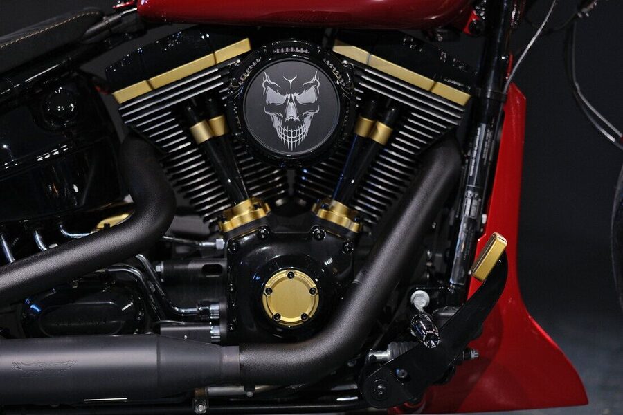 Harley-Motor in Schwarz mit goldenen Akzenten und Totenkopf-Luftfilter