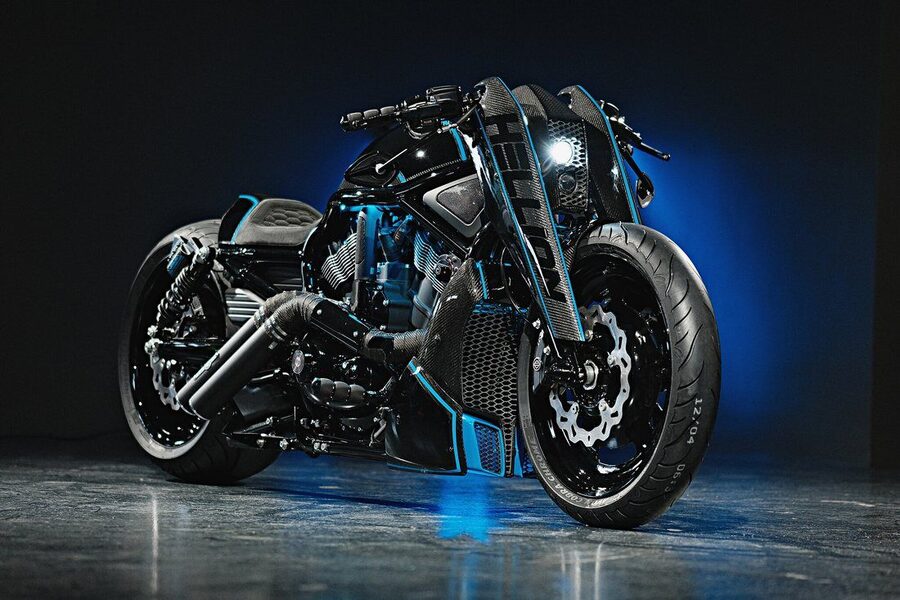 Custombike in Schwarz, Studioaufnahme mit blauer Ausleuchtung