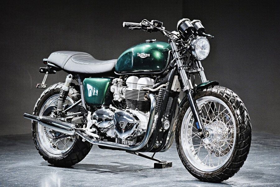 Café Racer in Grün mit Speichenrädern und klassischer Linienführung