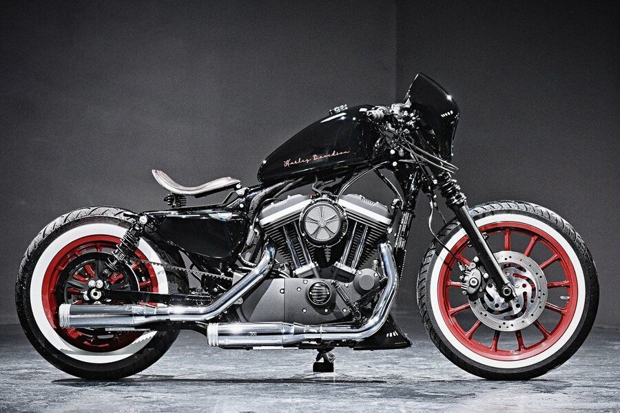 Bobber in Schwarz mit roten Felgensternen und Weisswandreifen