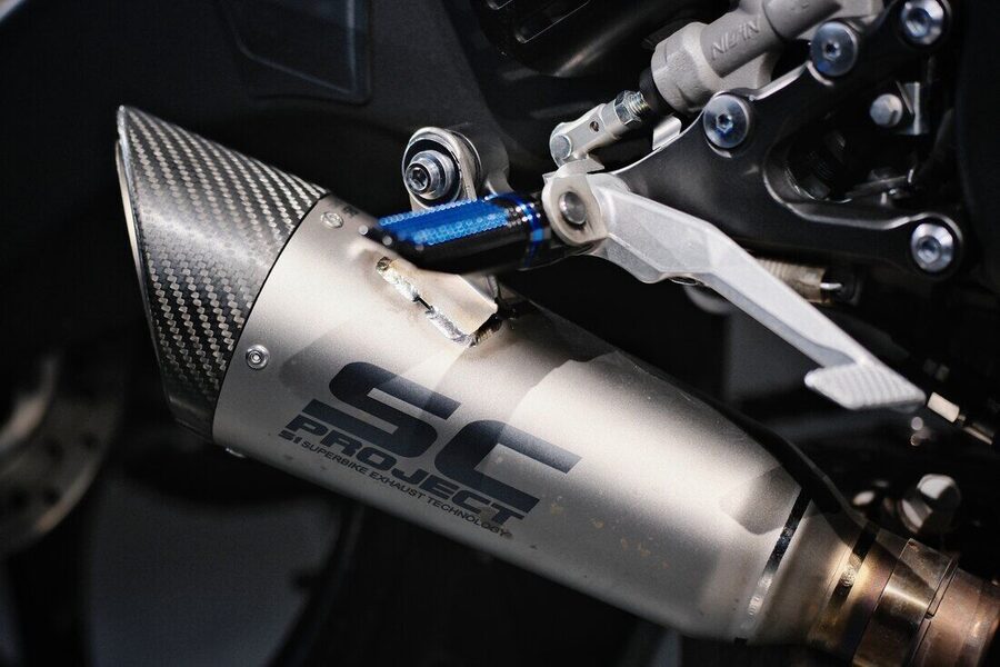 Auspuffendtopf mit Carbonkappe an einem Sportmotorrad