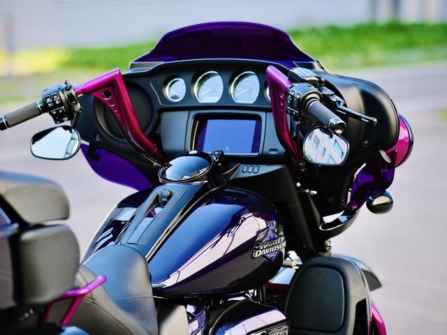Cockpit eines umgebauten Harley-Davidson Trikes in Blauviolett mit Akzenten in Magenta