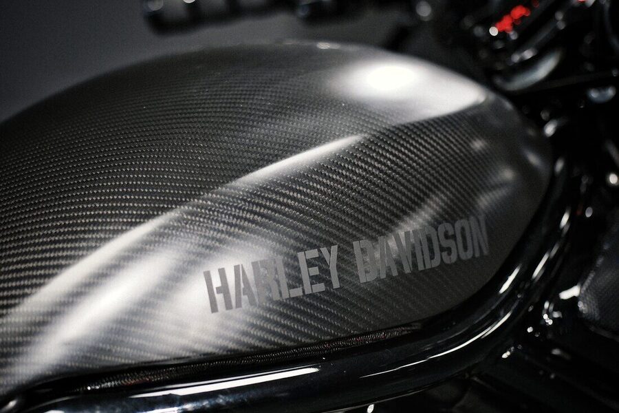 Motorradtank in Sichtcarbon mit eingelassenem Schriftzug