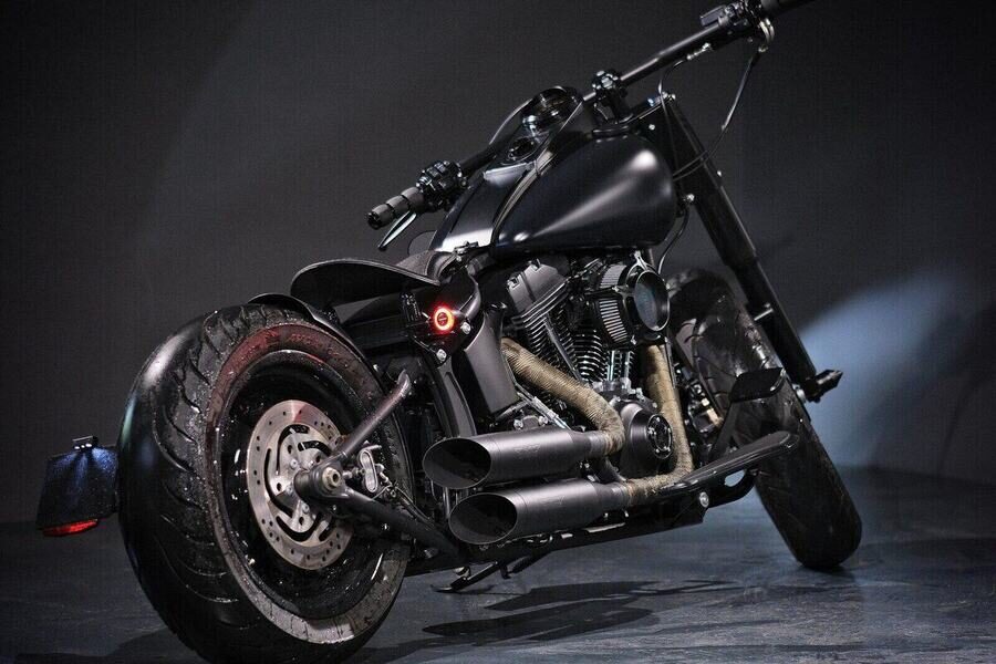 Umgebauter Harley-Bobber in Schwarz, Studioaufnahme von schräg vorn