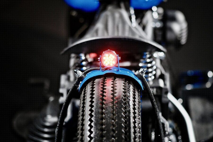Motorrad von hinten mit schmalem Fender und rotem Rücklicht